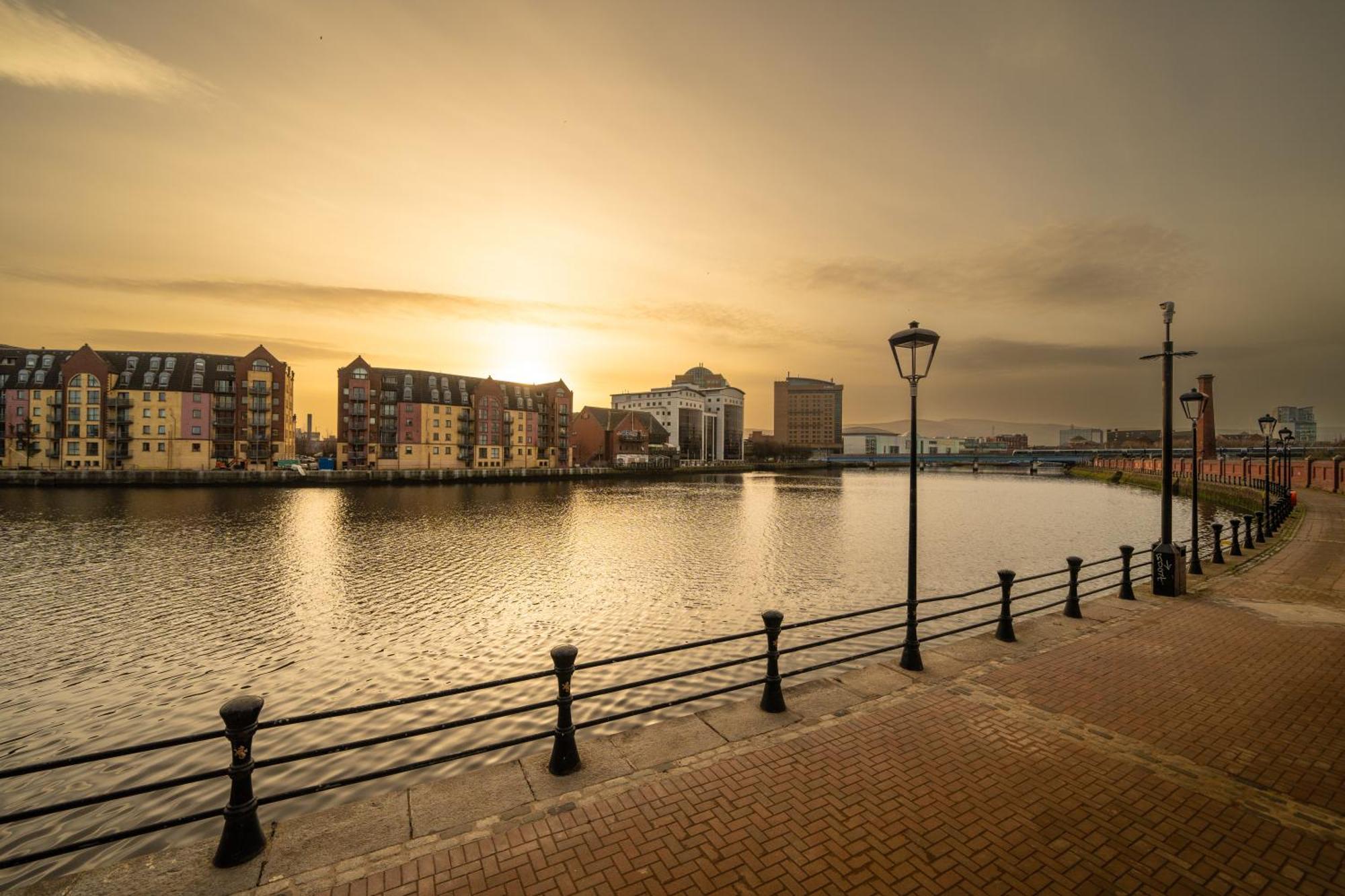 River Side Apartment, City Centre - Beautiful View And Free Parking! Belfast Kültér fotó