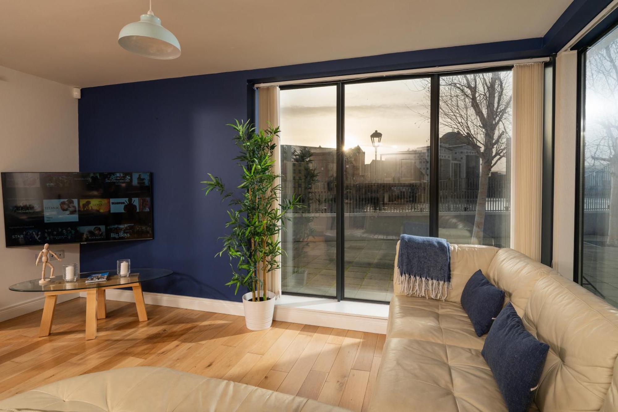 River Side Apartment, City Centre - Beautiful View And Free Parking! Belfast Kültér fotó