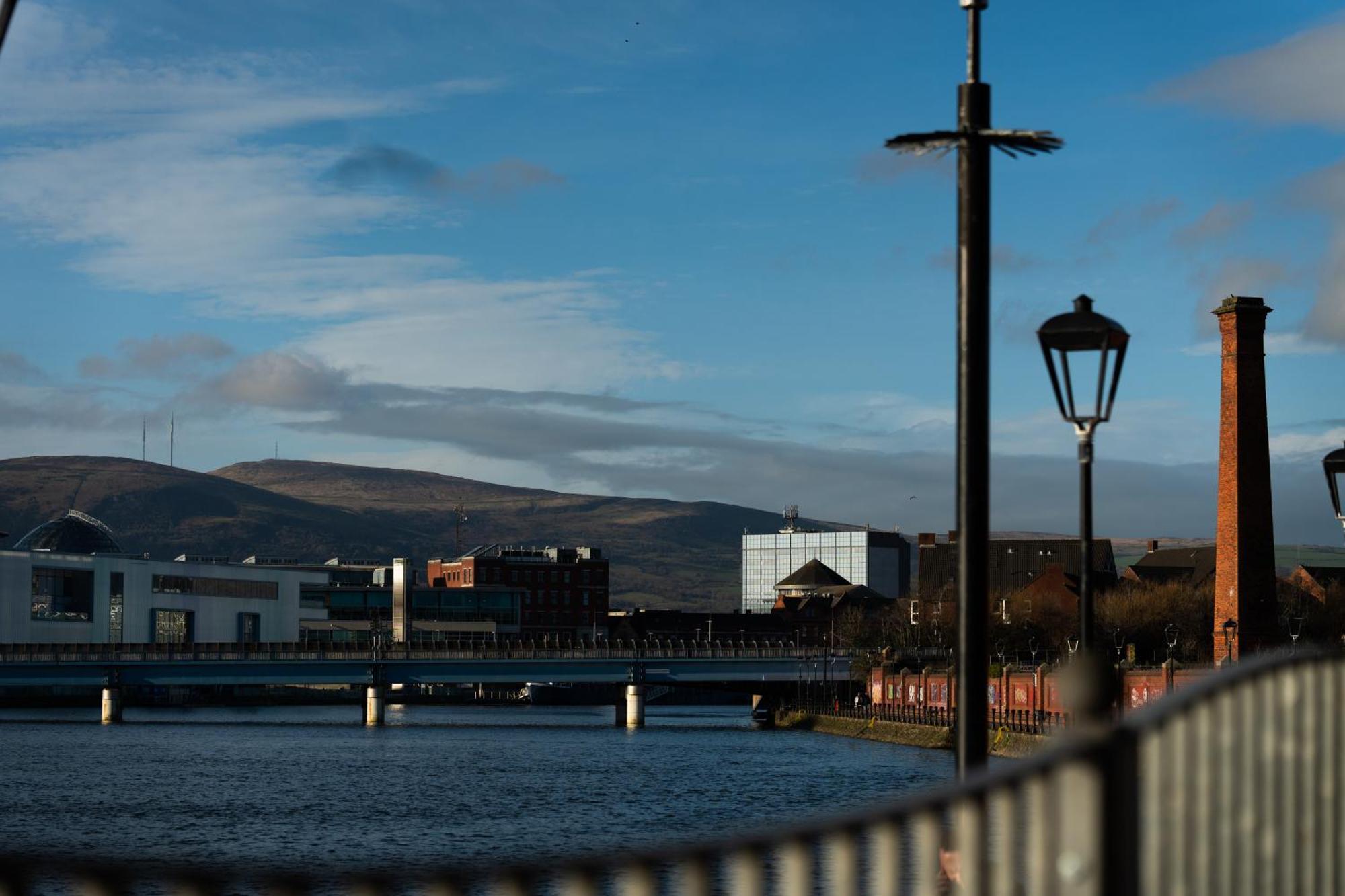 River Side Apartment, City Centre - Beautiful View And Free Parking! Belfast Kültér fotó